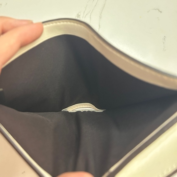 Coach Corner Zip Wallet in Signature- Like New - Picture 15 of 16